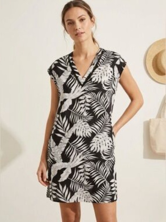 Tahari Other - Tahari Black and White Tropical Leaf V-Neck Beach Cover